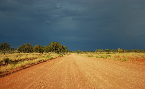Mereenie Loop Road - dunkle Wolken ahead!
